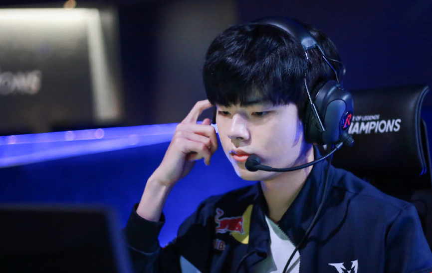 开云APP-HLE翻盘RNG，Deft完成史诗逆转激烈交锋四强赛，成为赛场最大亮点